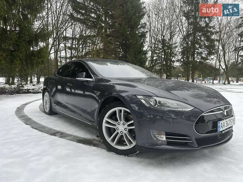 Лифтбек Tesla Model S 2015 в Киеве