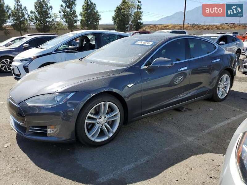 Лифтбек Tesla Model S 2015 в Киеве