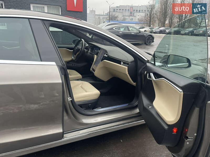 Лифтбек Tesla Model S 2016 в Киеве