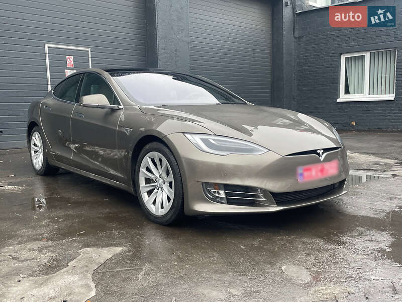 Лифтбек Tesla Model S 2016 в Киеве