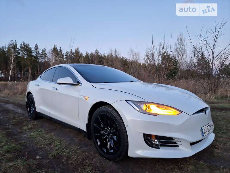 Лифтбек Tesla Model S 2015 в 