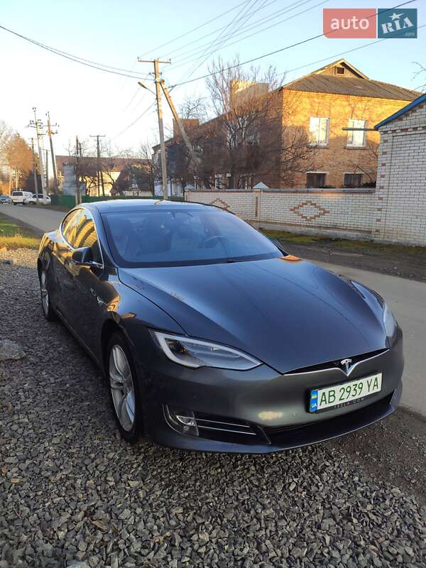 Ліфтбек Tesla Model S 2016 в Тростянці