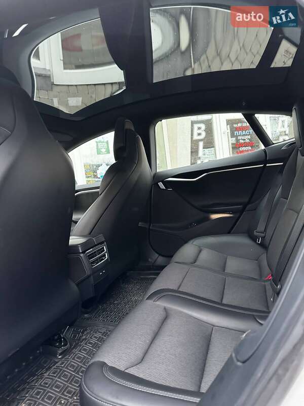 Лифтбек Tesla Model S 2017 в Хусте