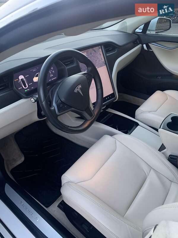 Лифтбек Tesla Model S 2018 в Черновцах