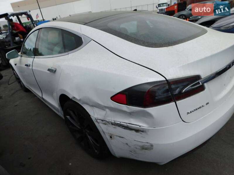 Лифтбек Tesla Model S 2018 в Черновцах