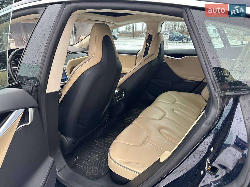 Ліфтбек Tesla Model S 2013 в Чернівцях
