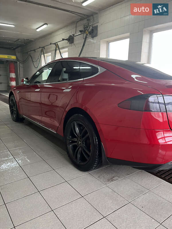 Лифтбек Tesla Model S 2015 в Виннице
