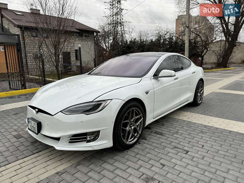 Лифтбек Tesla Model S 2014 в Львове