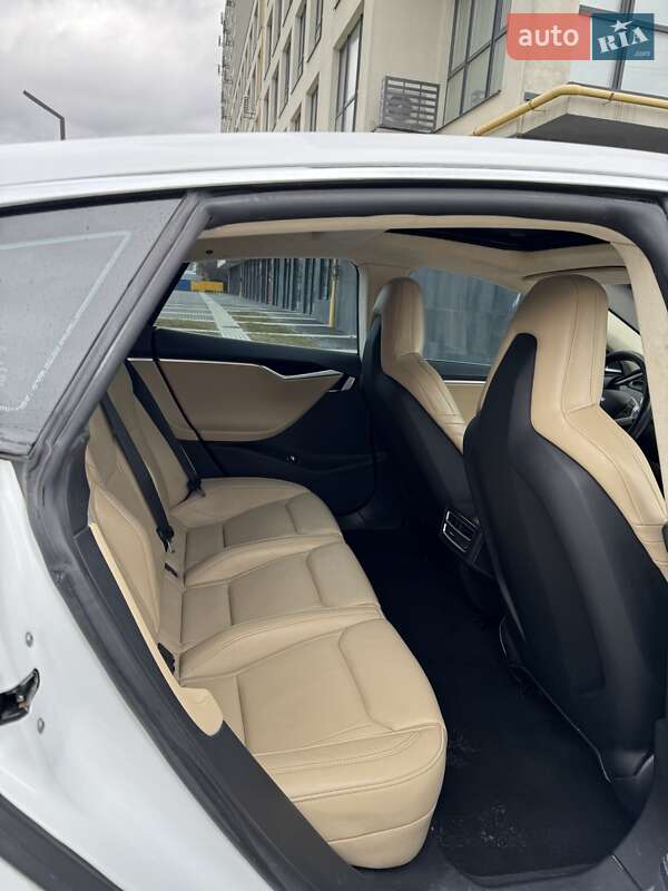 Лифтбек Tesla Model S 2014 в Львове