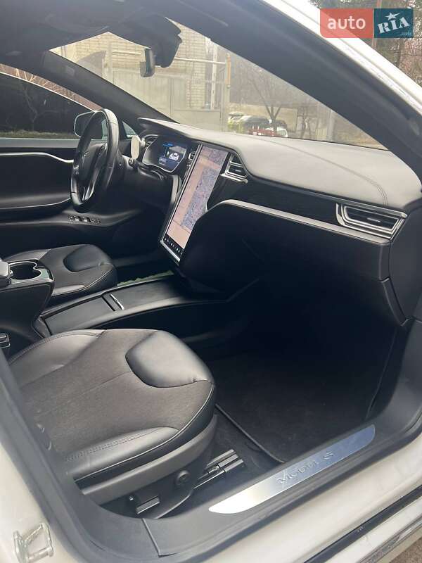 Лифтбек Tesla Model S 2016 в Львове