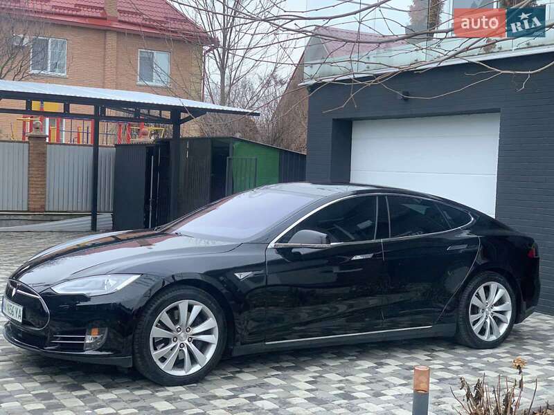 Лифтбек Tesla Model S 2015 в Киеве