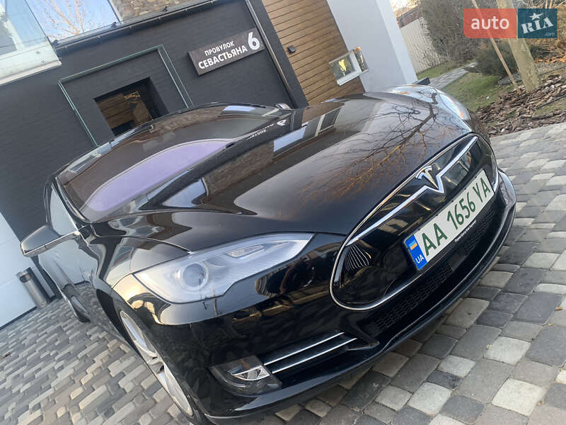 Лифтбек Tesla Model S 2015 в Киеве