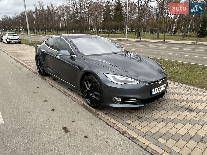 Лифтбек Tesla Model S 2018 в Киеве