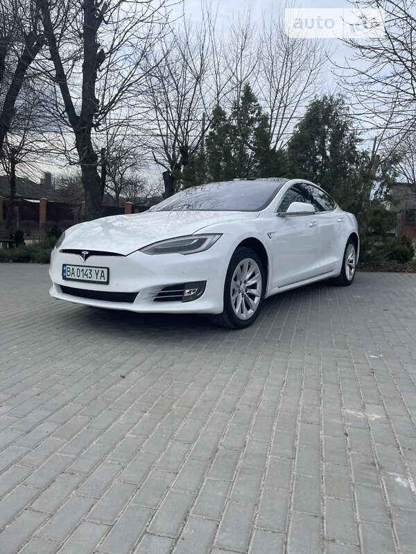 Ліфтбек Tesla Model S 2016 в Кропивницькому