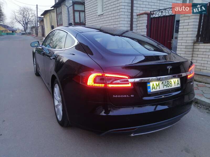 Лифтбек Tesla Model S 2015 в Житомире