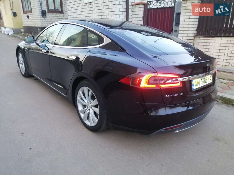 Лифтбек Tesla Model S 2015 в Житомире