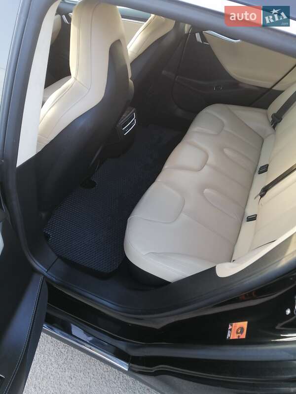 Лифтбек Tesla Model S 2015 в Житомире