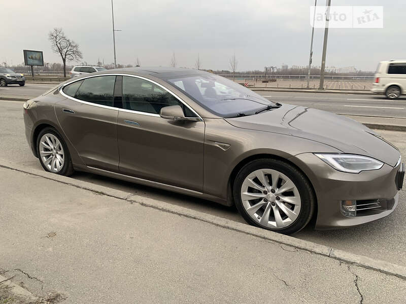 Лифтбек Tesla Model S 2016 в Киеве