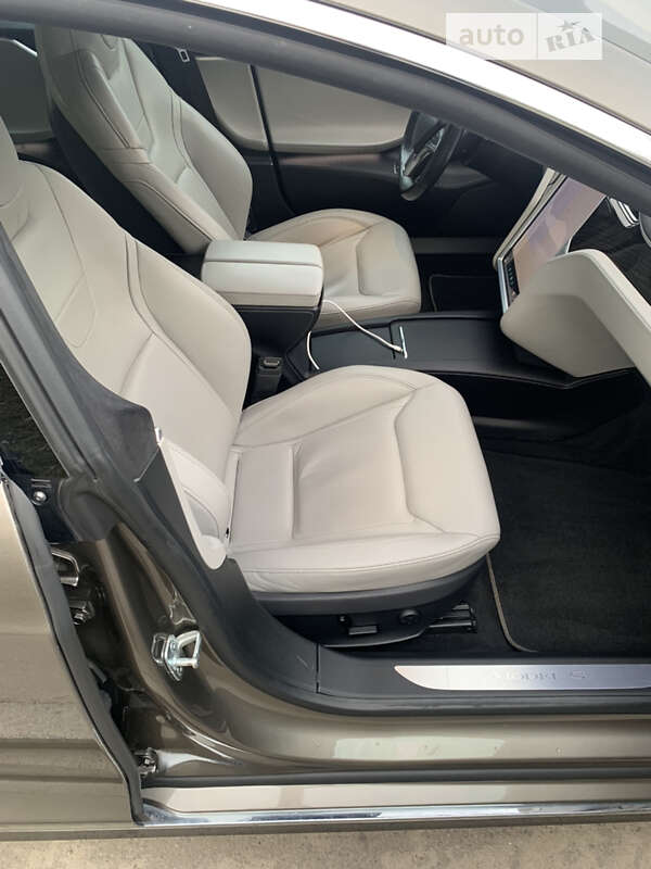 Лифтбек Tesla Model S 2016 в Киеве