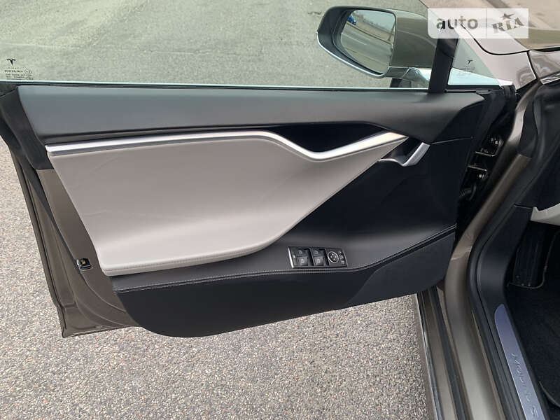 Лифтбек Tesla Model S 2016 в Киеве