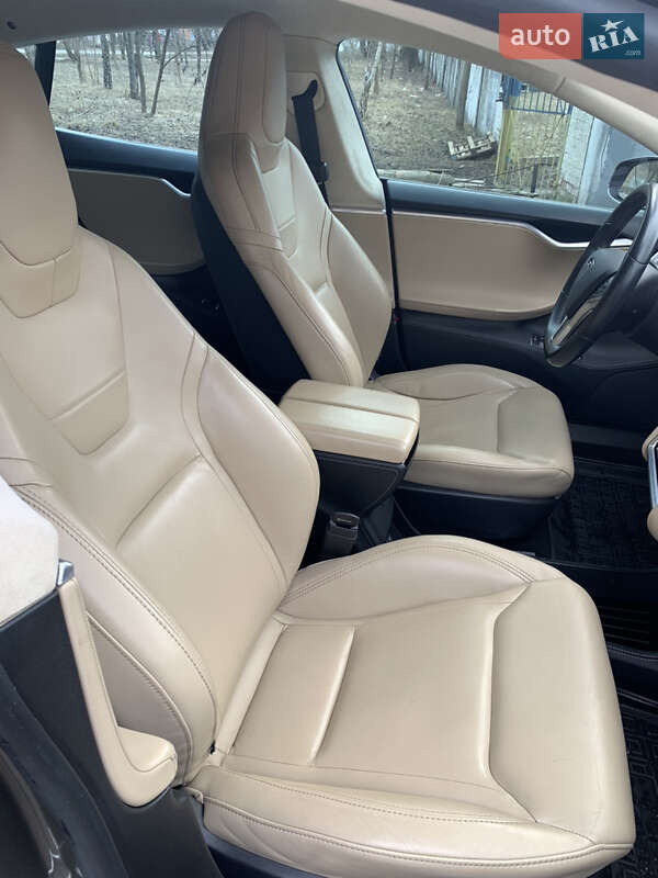 Лифтбек Tesla Model S 2015 в Полтаве