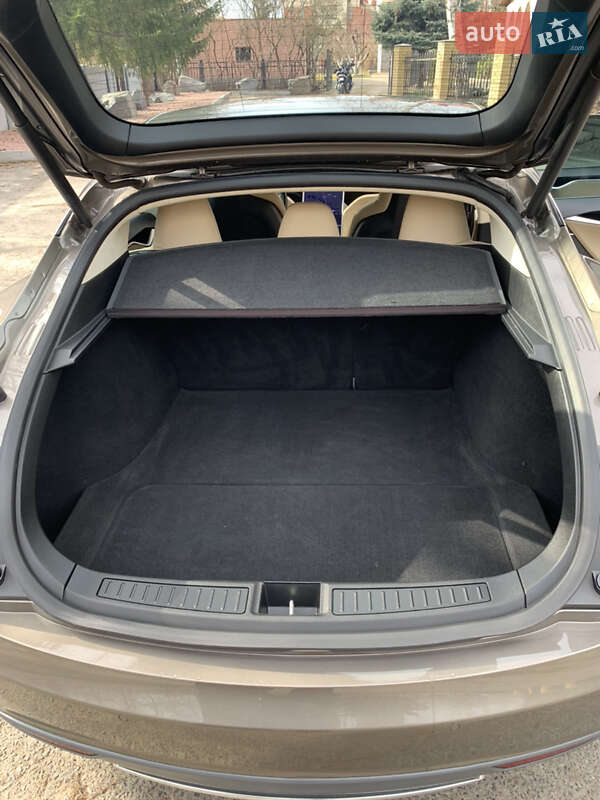 Лифтбек Tesla Model S 2015 в Полтаве