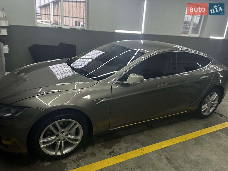 Лифтбек Tesla Model S 2015 в Ивано-Франковске
