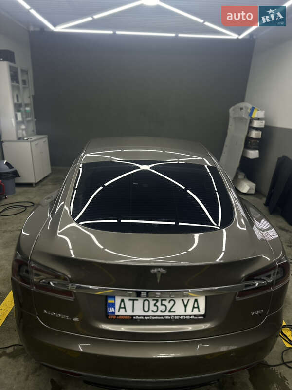 Лифтбек Tesla Model S 2015 в Ивано-Франковске