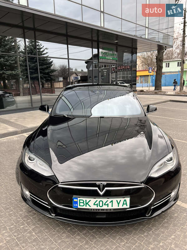 Лифтбек Tesla Model S 2015 в Ровно