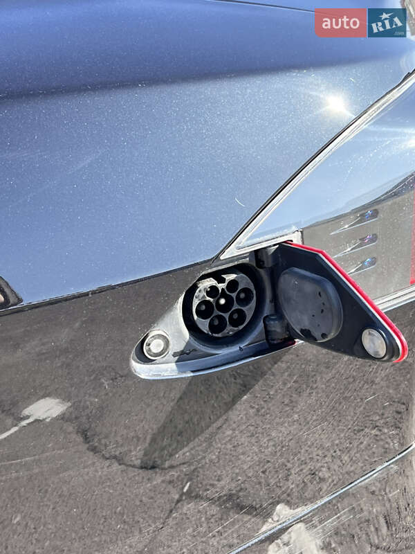 Лифтбек Tesla Model S 2015 в Ровно