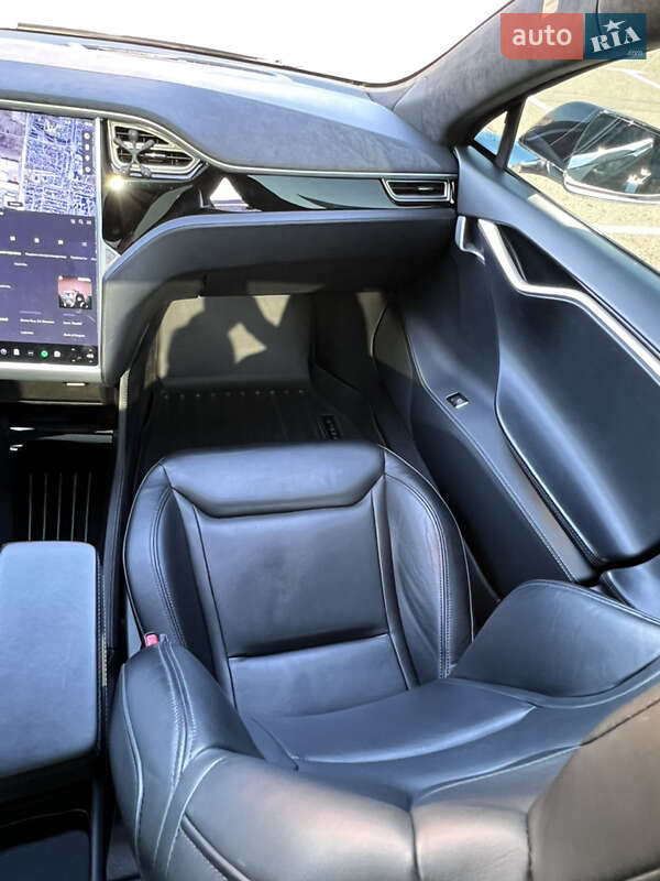 Лифтбек Tesla Model S 2015 в Ровно