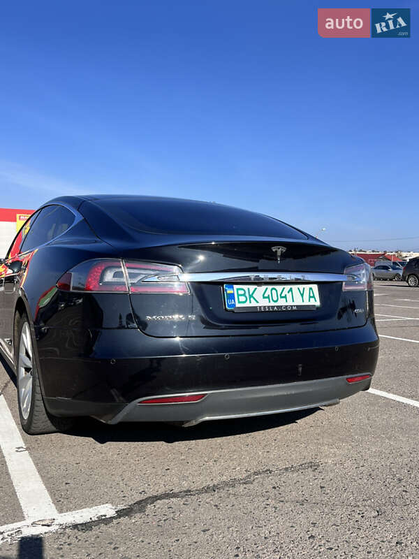 Лифтбек Tesla Model S 2015 в Ровно