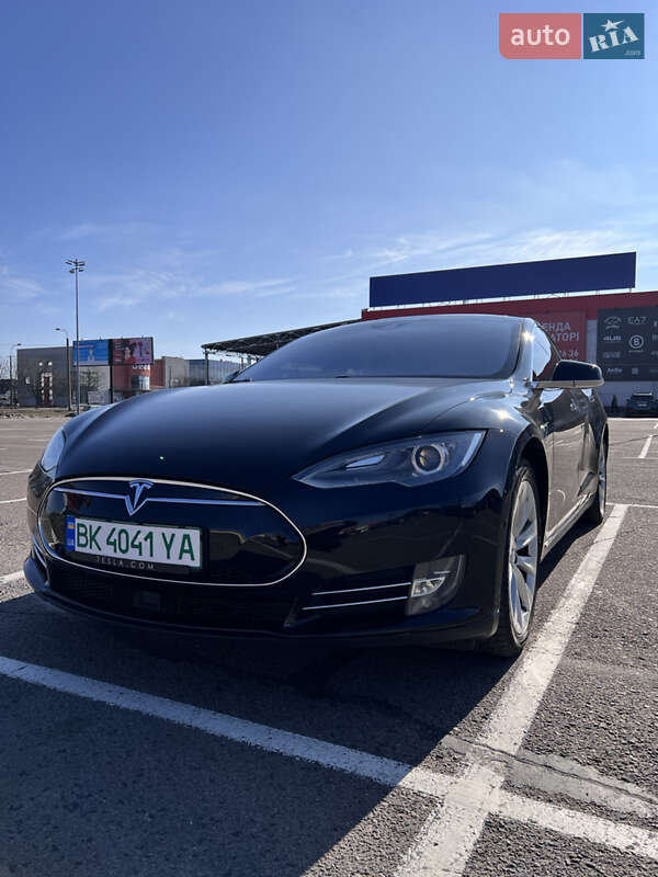 Лифтбек Tesla Model S 2015 в Ровно