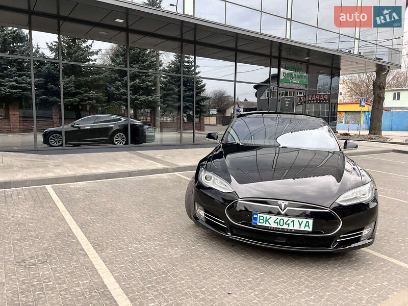 Лифтбек Tesla Model S 2015 в Ровно