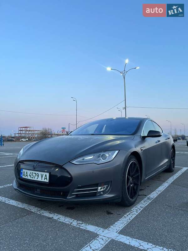 Лифтбек Tesla Model S 2015 в Киеве