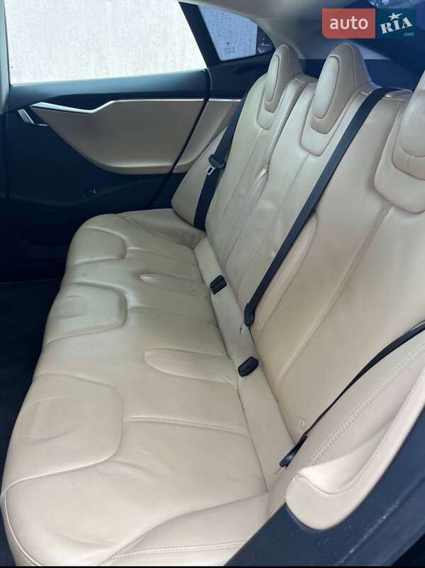 Лифтбек Tesla Model S 2015 в Киеве