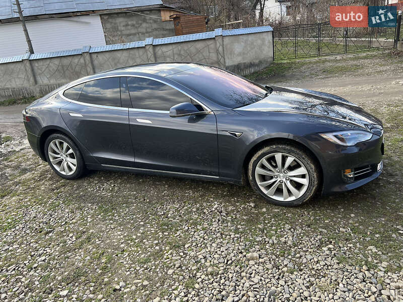 Лифтбек Tesla Model S 2017 в Косове