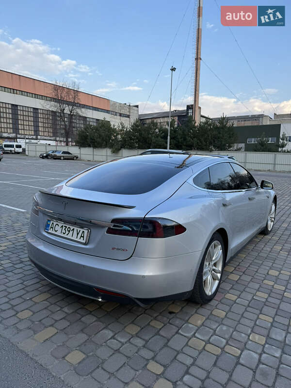 Лифтбек Tesla Model S 2015 в Луцке