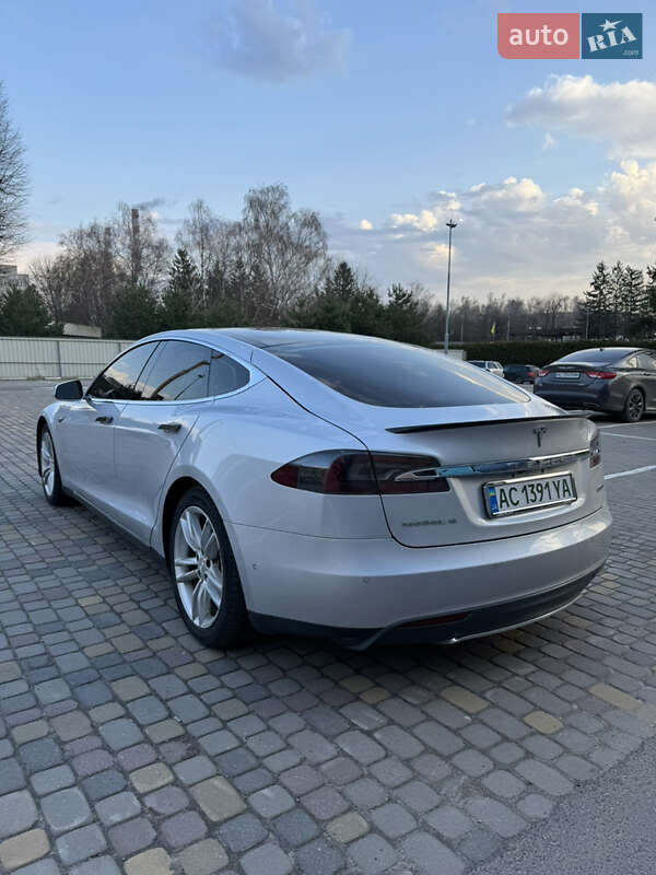Лифтбек Tesla Model S 2015 в Луцке