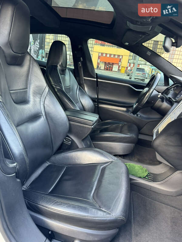 Лифтбек Tesla Model S 2015 в Луцке
