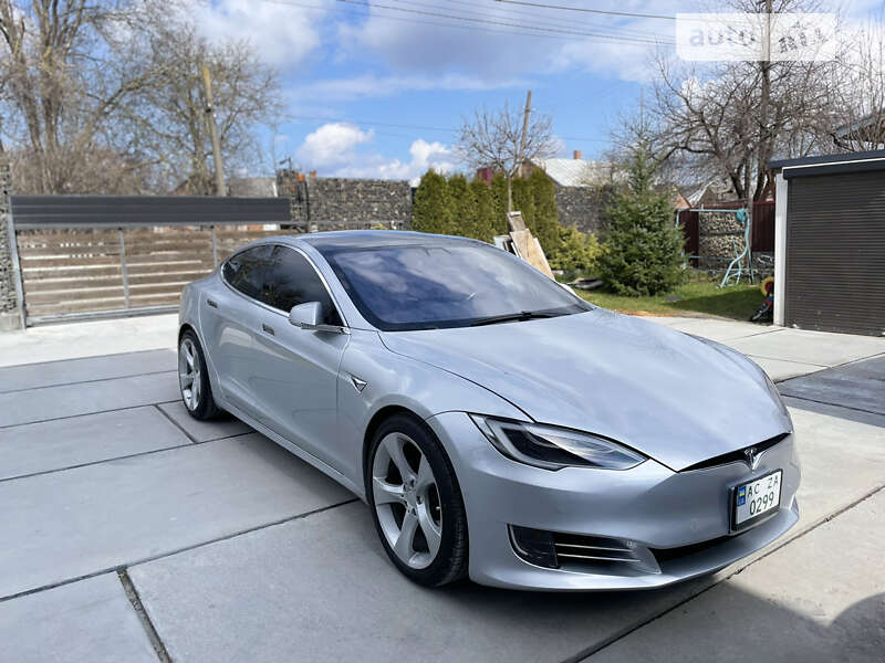 Лифтбек Tesla Model S 2018 в Луцке