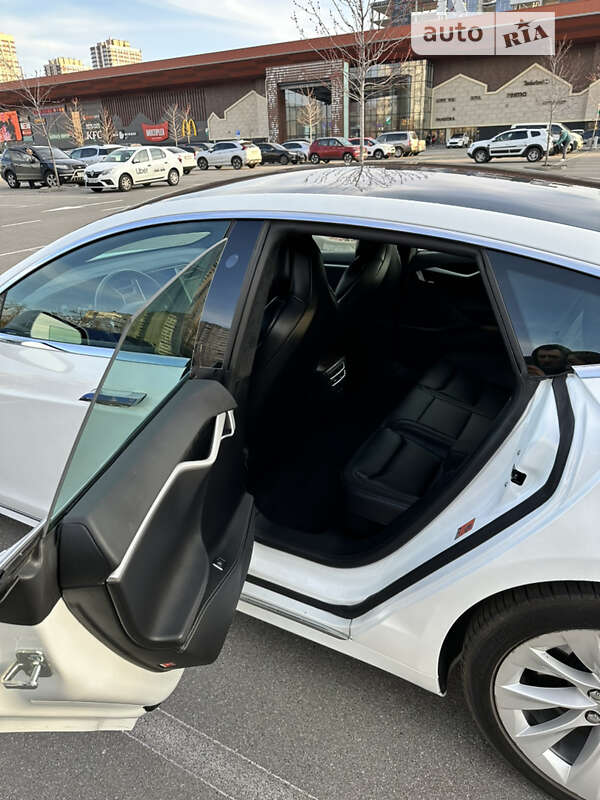 Лифтбек Tesla Model S 2017 в Киеве