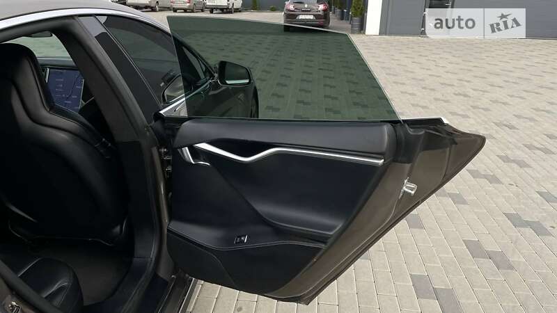 Лифтбек Tesla Model S 2016 в Хусте