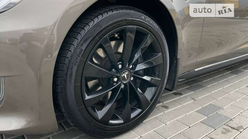 Лифтбек Tesla Model S 2016 в Хусте