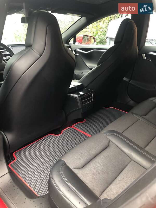 Лифтбек Tesla Model S 2017 в Тернополе