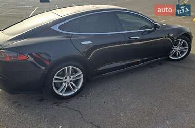 Лифтбек Tesla Model S 2015 в 