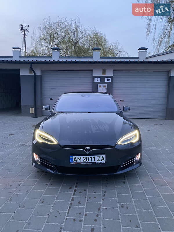 Лифтбек Tesla Model S 2016 в Житомире