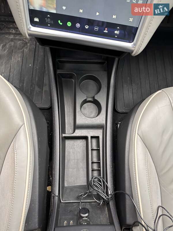 Лифтбек Tesla Model S 2013 в Черновцах