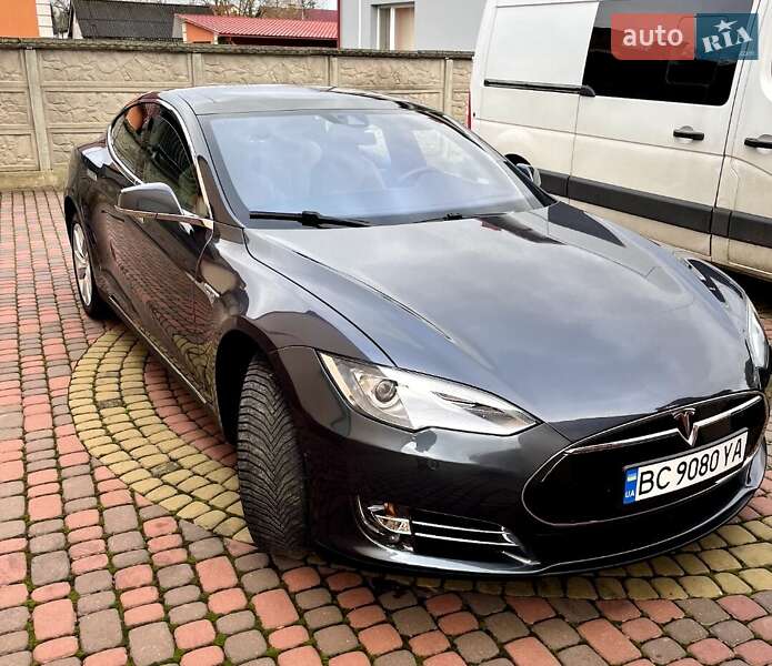 Лифтбек Tesla Model S 2015 в Мостиске