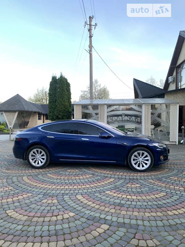 Ліфтбек Tesla Model S 2019 в Косові